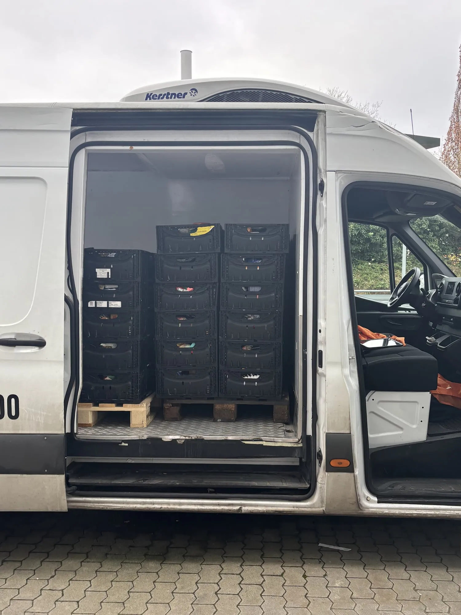 Gestapelte Kisten im Laderaum des Tafel-Transporters