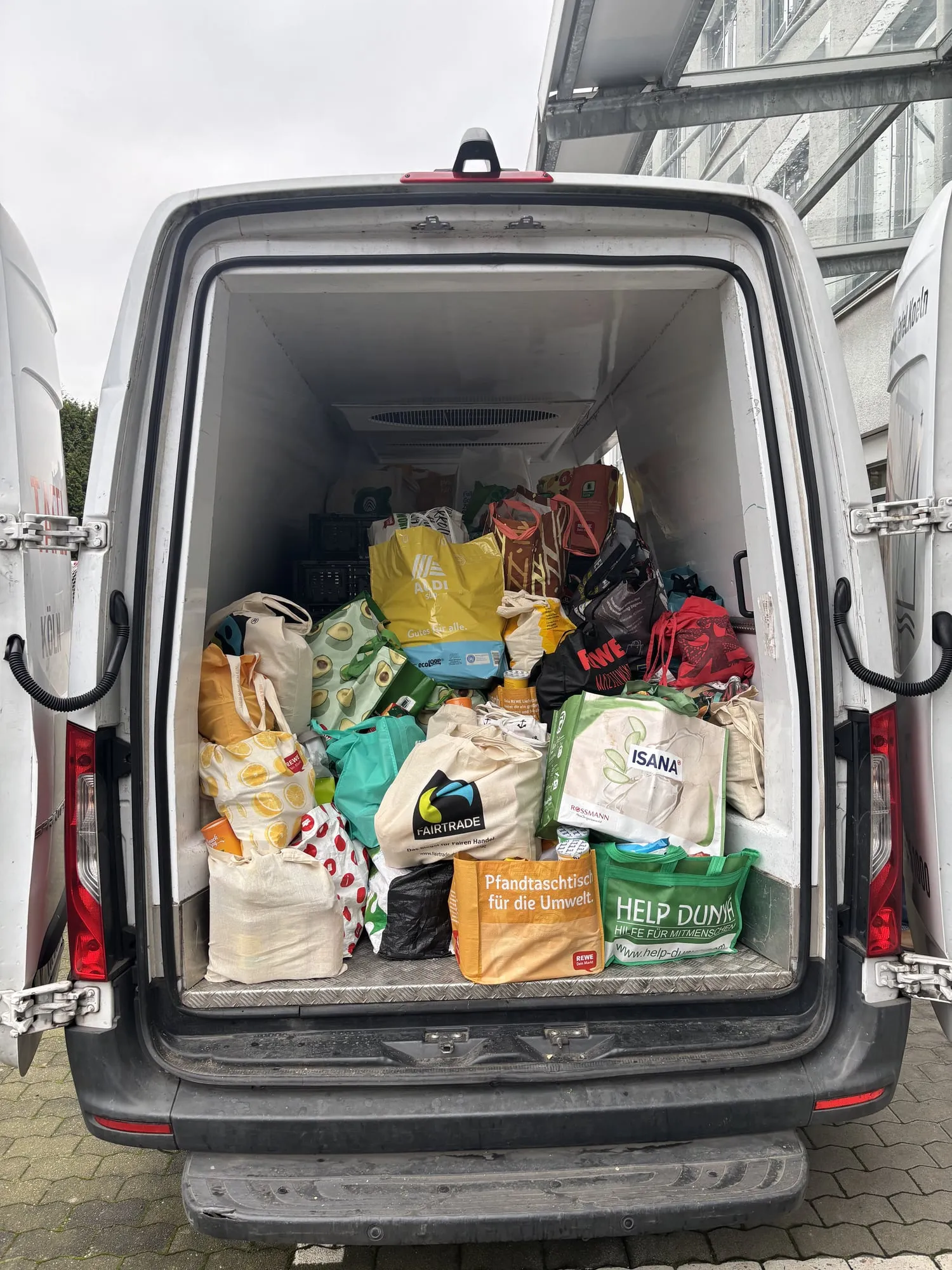 Der Transporter der Tafel, bis oben voll mit Spendentaschen
